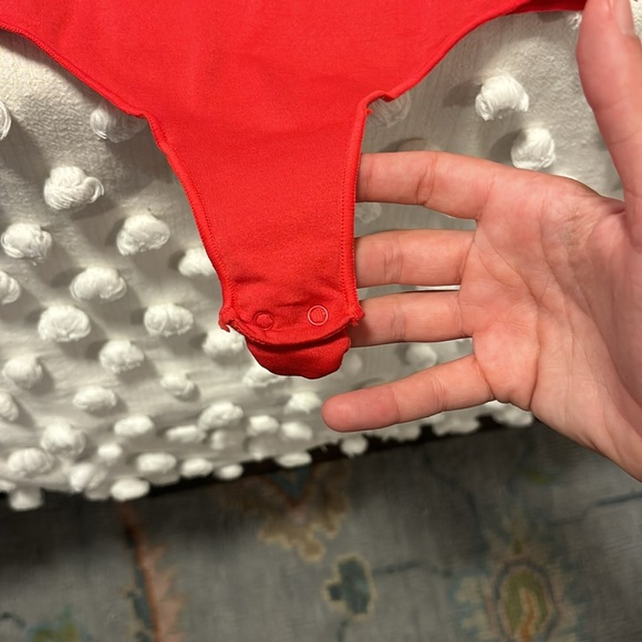 Skims Essentials Scoop Neck Bodysuit in Red- Size Small - Picture 5 of 6